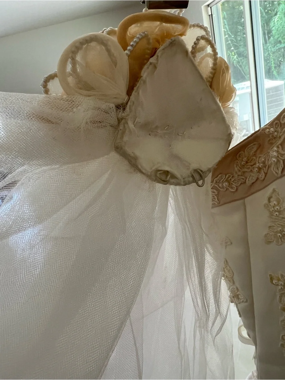 Vintage David's Bridal Michelangelo 2295E Size 8 Ivory Gown w/ Veil